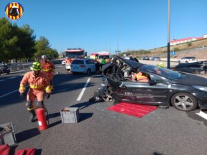 Colisión de dos coches en la CV-35 a su paso por Paterna